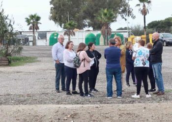 Vecinos afectados charlan con concejales populares / FOTO: PP