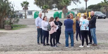 Vecinos afectados charlan con concejales populares / FOTO: PP