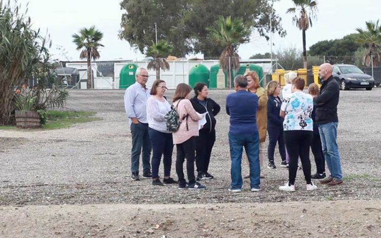 Vecinos afectados charlan con concejales populares / FOTO: PP