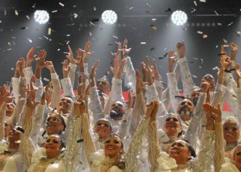 El coro abriendo sesión y concurso / FOTO: DBC