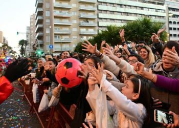 Locos con las pelotas de la cabalgata / FOTO: Eulogio García