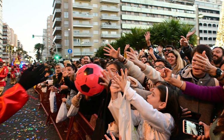 Locos con las pelotas de la cabalgata / FOTO: Eulogio García