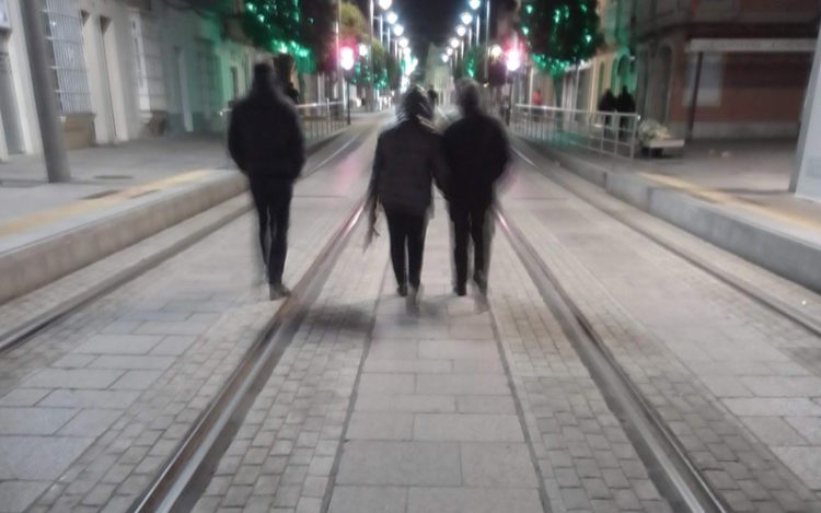 Peatones paseando por la plataforma tranviaria de la calle Real / FOTO: DBC