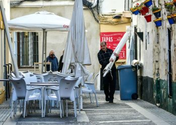 Montando una terraza en la Viña, en la capital / FOTO: Eulogio García