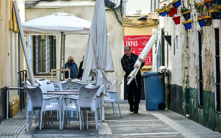 Montando una terraza en la Viña, en la capital / FOTO: Eulogio García