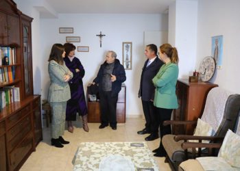 Recorriendo el albergue con sus responsables / FOTO: Ayto.