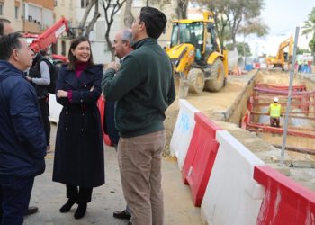 Charlando junto a la misma obra / FOTO: Ayto.