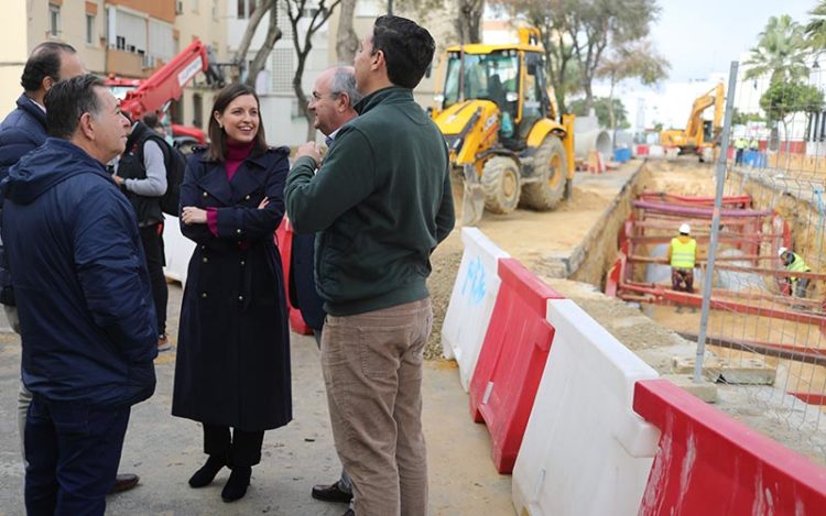 Charlando junto a la misma obra / FOTO: Ayto.