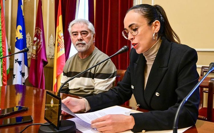 Cazalilla junto a uno de los hijos de Villegas / FOTO: Eulogio García