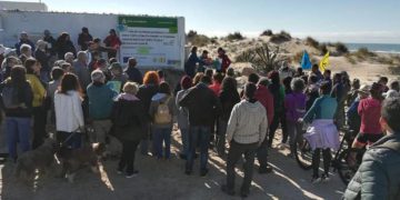 Concentrados junto al cartel informativo de las obras / FOTO: Agaden