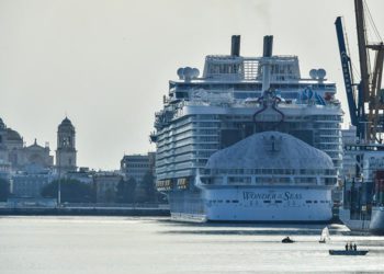 Uno de los cruceros más grandes del mundo, atracado meses atrás / FOTO: Eulogio García