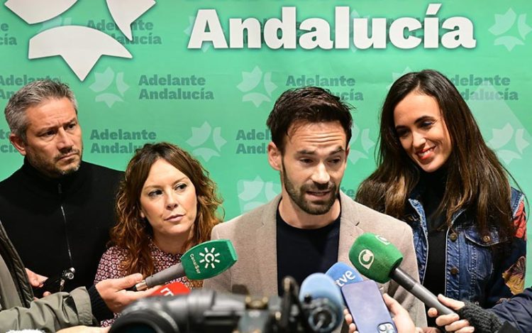 Atendiendo a la prensa en la sede de Adelante / FOTO: Eulogio García