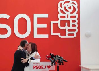 Abrazo en la rueda de prensa / FOTO: PSOE