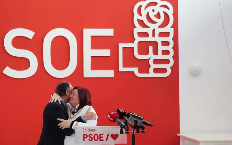 Abrazo en la rueda de prensa / FOTO: PSOE