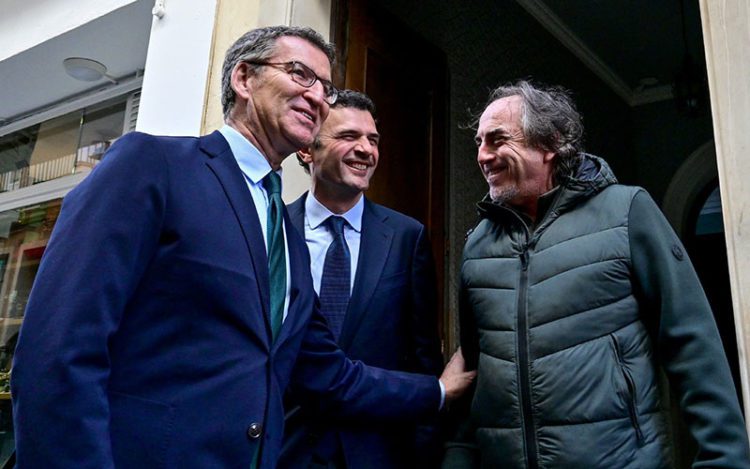 La comitiva del líder del PP se encontró con el Selu en su paseo / FOTO: Eulogio García
