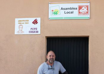Alías en la puerta de la sede de IU / FOTO: IU