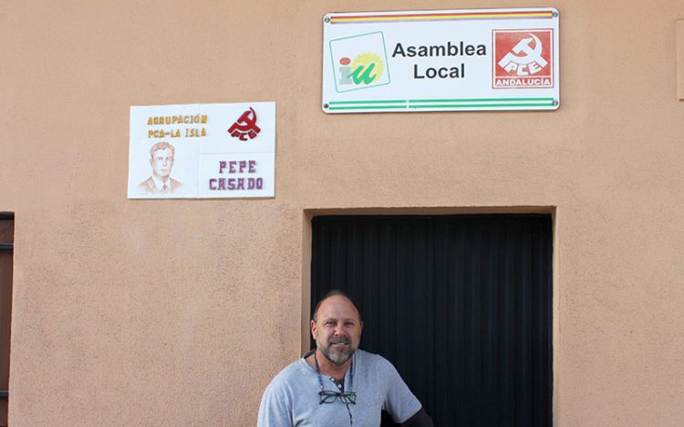 Alías en la puerta de la sede de IU / FOTO: IU