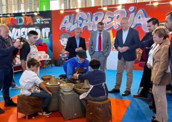 Uno de los talleres, observado por los políticos / FOTO: Diputación