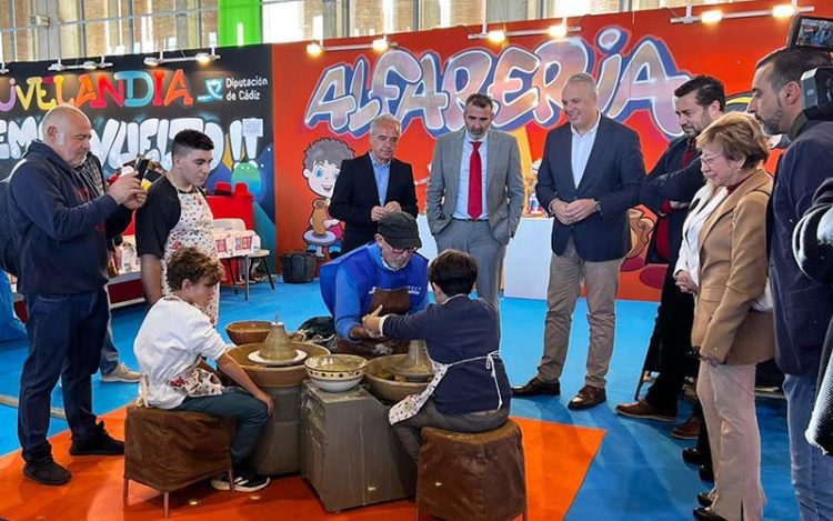 Uno de los talleres, observado por los políticos / FOTO: Diputación