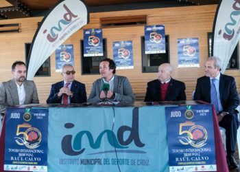 Escenificando la firma del convenio / FOTO: Eulogio García