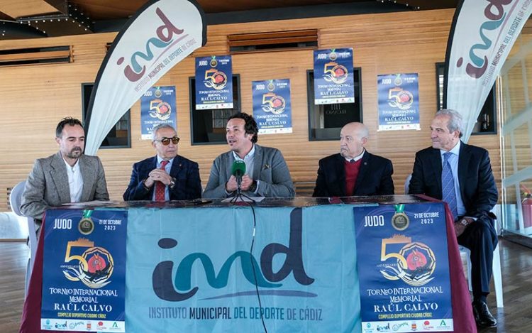 Escenificando la firma del convenio / FOTO: Eulogio García