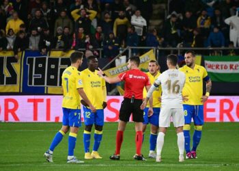 El árbitro charla con los jugadores tras el gol del Elche / FOTO: Eulogio García