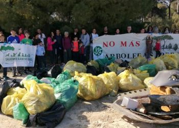 Participantes en la limpieza reivindicativa / FOTO: Ecologistas