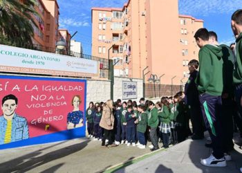 Alumnado presente en el estreno del mural / FOTO: Eulogio García