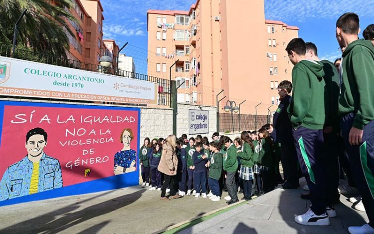 Alumnado presente en el estreno del mural / FOTO: Eulogio García