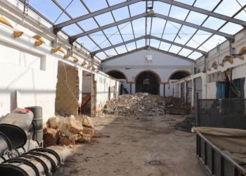 Ya se ha retirado la cubierta de uralita / FOTO: Ayto.