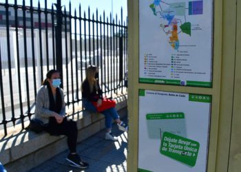 Esperando el bus en una parada de la capital / FOTO: Eulogio García