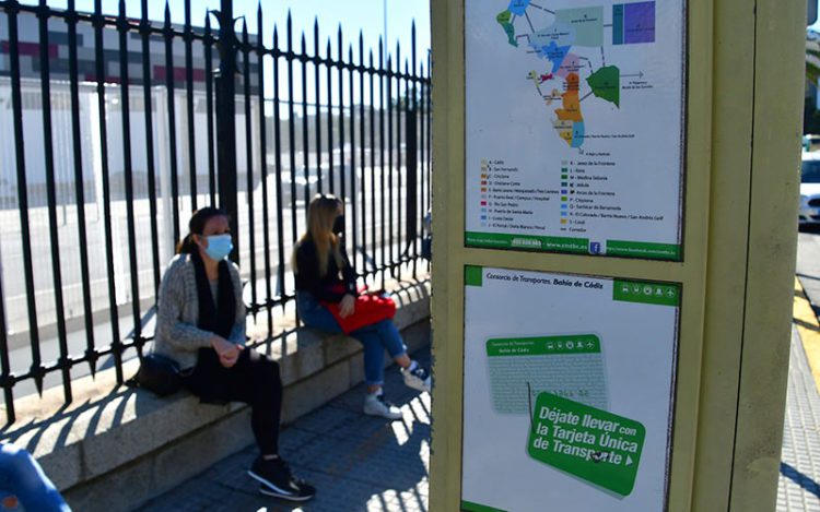 Esperando el bus en una parada de la capital / FOTO: Eulogio García