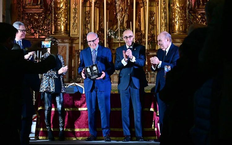 Recibiendo los aplausos tras recoger el premio / FOTO: Eulogio García