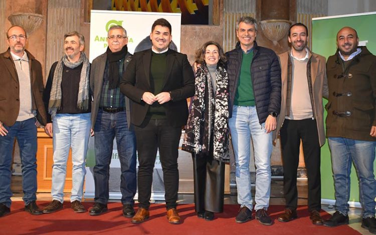 Fernández, en el centro, apoyado por compañeros andalucistas / FOTO: AxSí