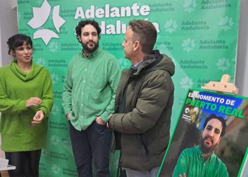 Gil arropado por Rodríguez y Gutiérrez / FOTO: Adelante