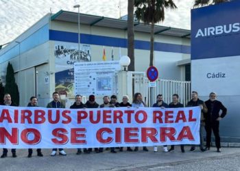 Protestas durante el acto a las puertas de la factoría / FOTO: CGT