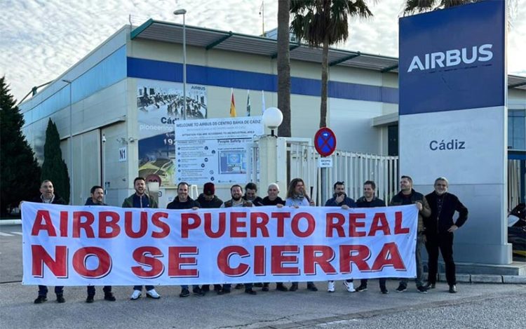 Protestas durante el acto a las puertas de la factoría / FOTO: CGT