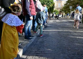 Un pequeño esperando ver a los RRMM en la capital / FOTO: Eulogio García