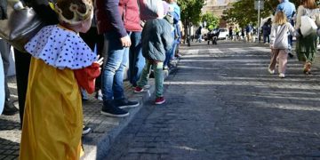 Un pequeño esperando ver a los RRMM en la capital / FOTO: Eulogio García