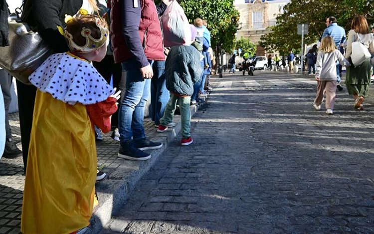 Un pequeño esperando ver a los RRMM en la capital / FOTO: Eulogio García