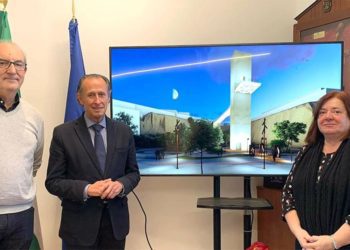 Posado con la recreación virtual de la torre / FOTO: Ayto.