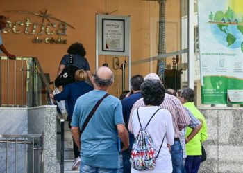 Cola en la sede de Eléctrica de Cádiz / FOTO: Eulogio García
