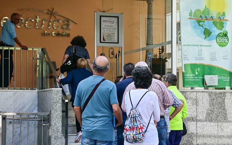 Cola en la sede de Eléctrica de Cádiz / FOTO: Eulogio García