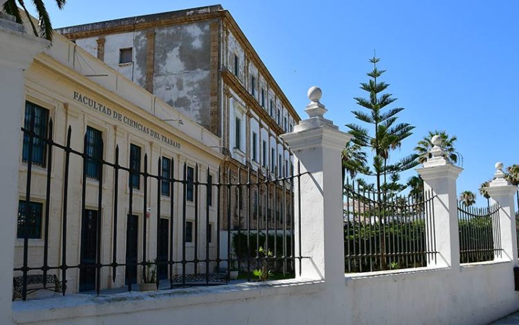 Valcárcel 'espera' junto a Ciencias del Trabajo / FOTO: Eulogio García