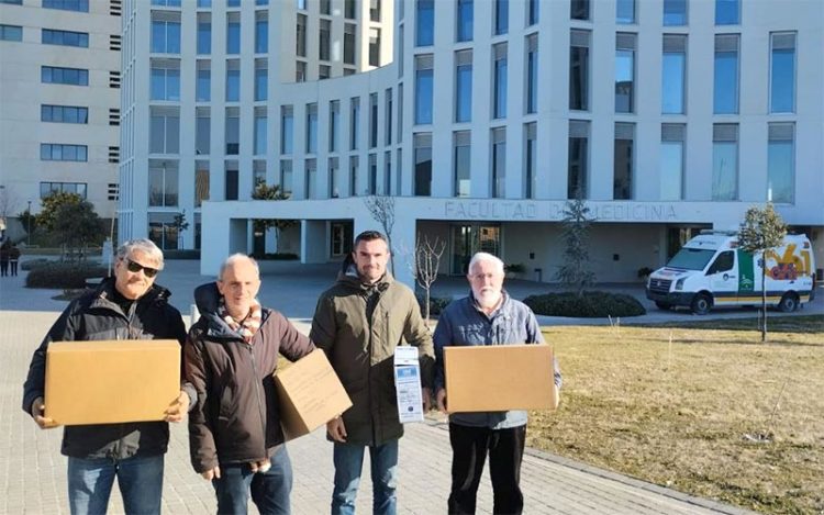 Con las cajas a las puertas del laboratorio / FOTO: Ayto.