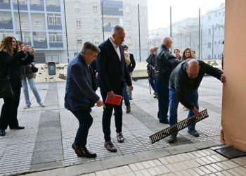 Vecinos señalando desperfectos / FOTO: Eulogio García