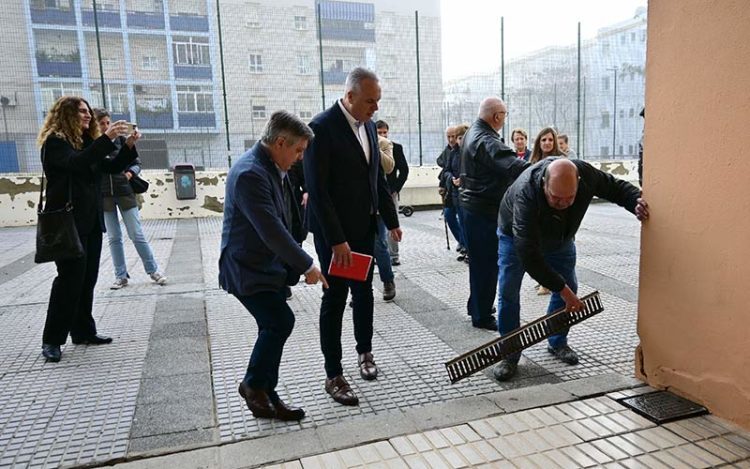 Vecinos señalando desperfectos / FOTO: Eulogio García