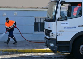 Los antiguos vehículos ya lucen las pegatinas de la nueva contrata / FOTO: Eulogio García