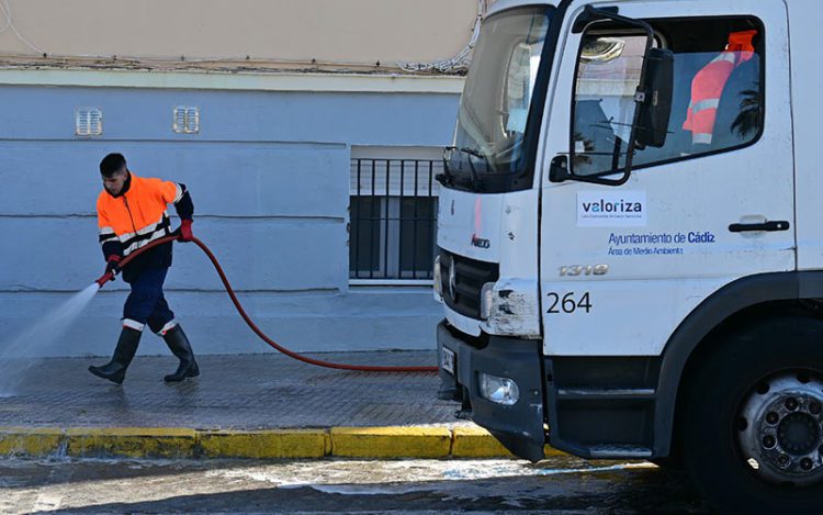 Los antiguos vehículos ya lucen las pegatinas de la nueva contrata / FOTO: Eulogio García
