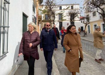 Beardo guía a representantes del Gobierno andaluz por ese futuro "pasillo peatonal" / FOTO: Junta